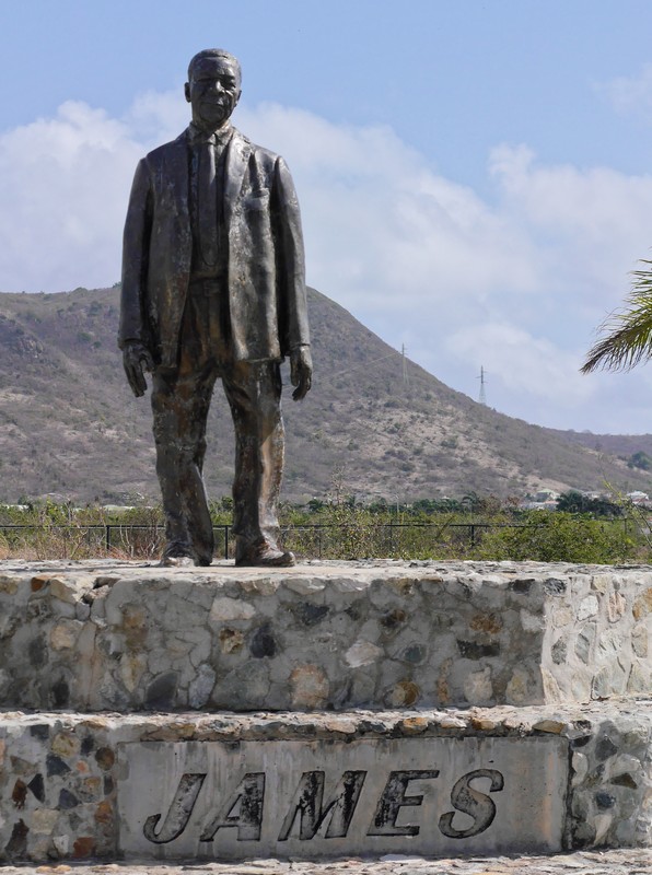 Statue de James Henry au centre du rond-point du stade de Belvedere